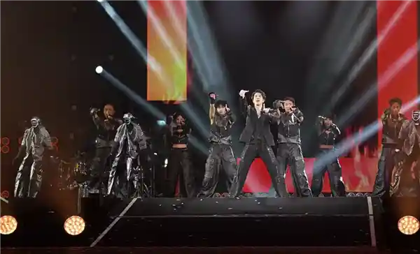 科技与音乐碰撞！宇树机器人惊艳王力宏演唱会，马斯克直呼震撼