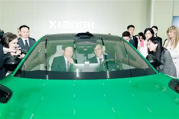 西班牙首相力挺小米汽车！雷军亲述：每辆车都关注续航表现