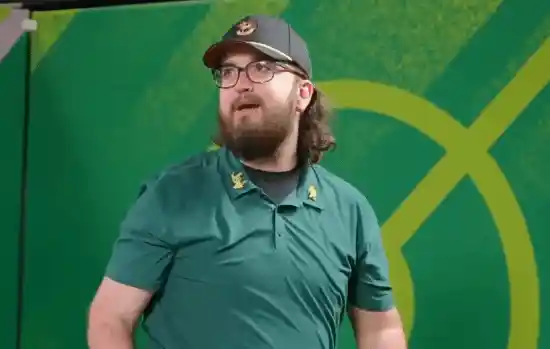 电竞冠军因庆祝动作遭判负！玩家怒斥：裁判失职才该被开除