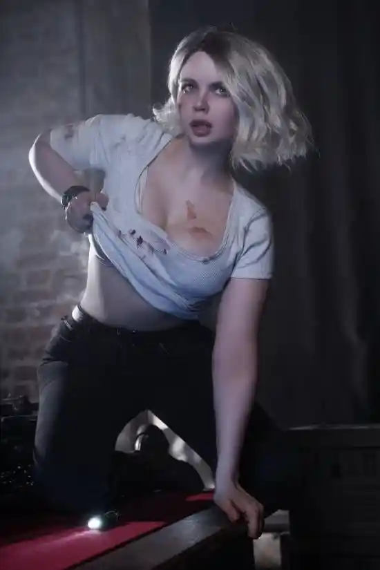 《生化危机9》未发先火！神秘女主格蕾丝Cosplay引爆全网，高还原度造型暗藏剧情线索？