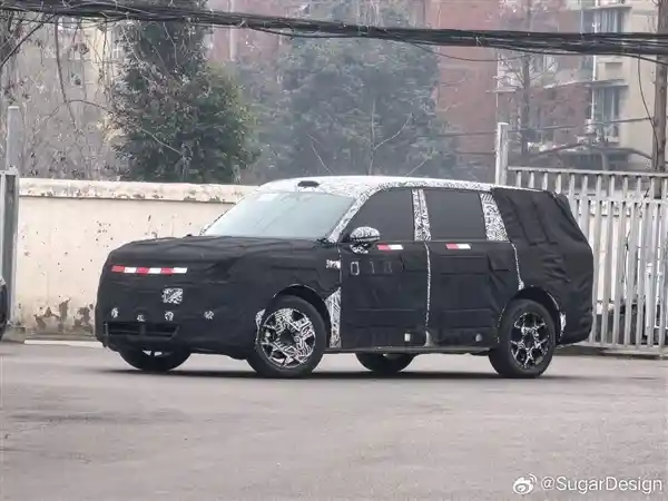雷军首曝小米澎湃新车：昆仑架构加持，纯平地板+长滑轨震撼亮相