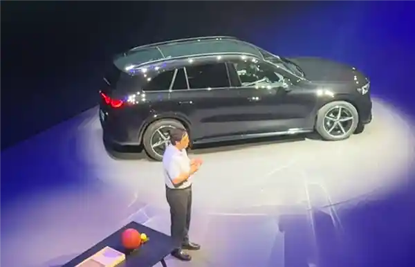 李永乐硬核拆解奔驰安全神话：60km/h对撞≠120km/h撞墙，物理课搬进发布会现场！