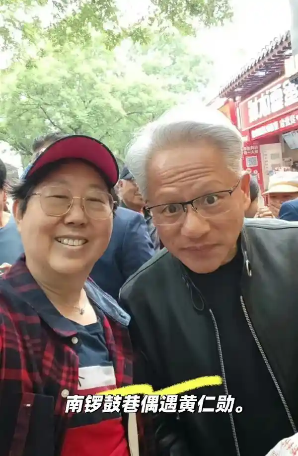 中国首位黄仁勋coser韩路携父出镜,手抱RTX 5090引爆科技圈